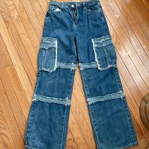 Baggy, mom jeans. Frayed design. Good condition.